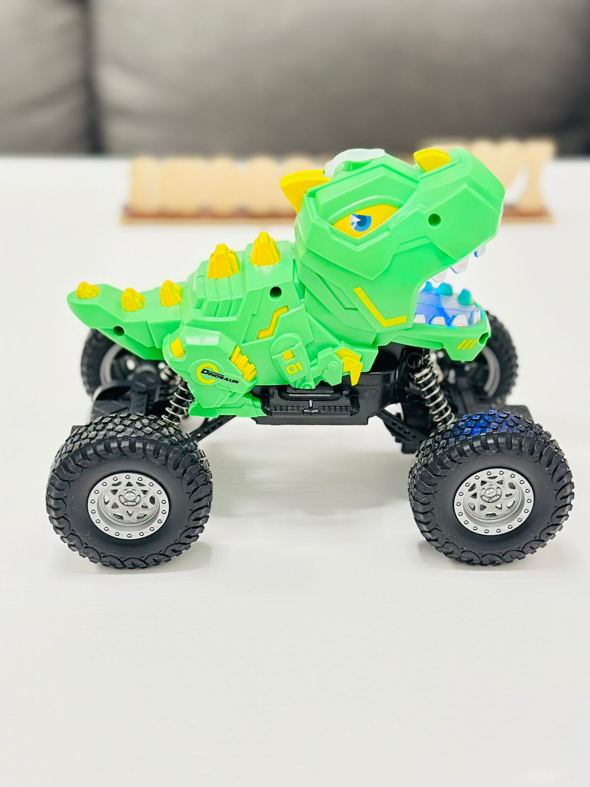 DINOSAUR 360 NA DALJINSKI SA EFEKTOM RIGANJA VODENOG SPREJA