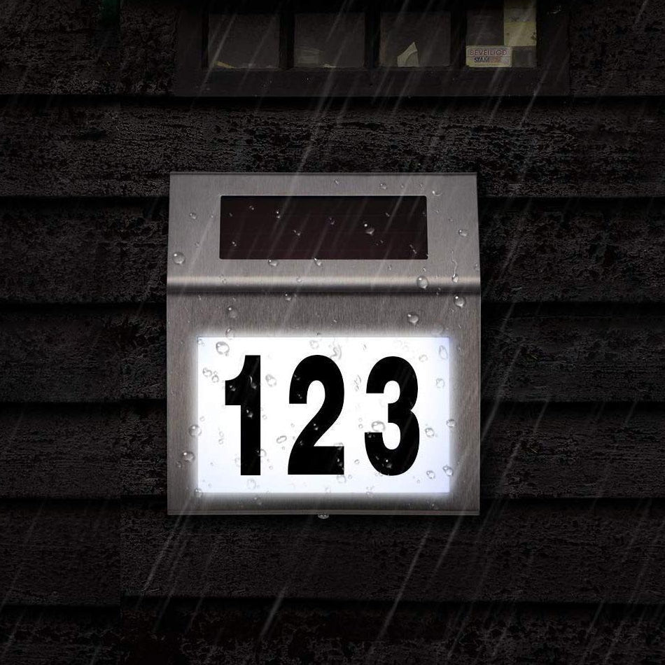 Solarna LED svjetiljka s kućnim brojem